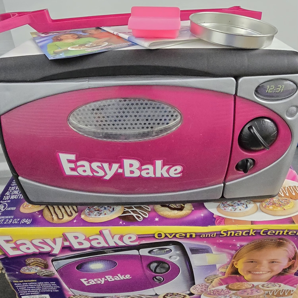 Hasbro Easy-Bake Oven - Pink and Gray - Picture 4 of 4
